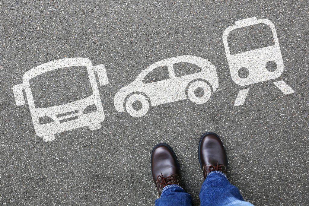 Auto, Zug, Bus, Wahl, Mann, Leute, die sich für Fahrzeugverkehr in der Stadt entscheiden