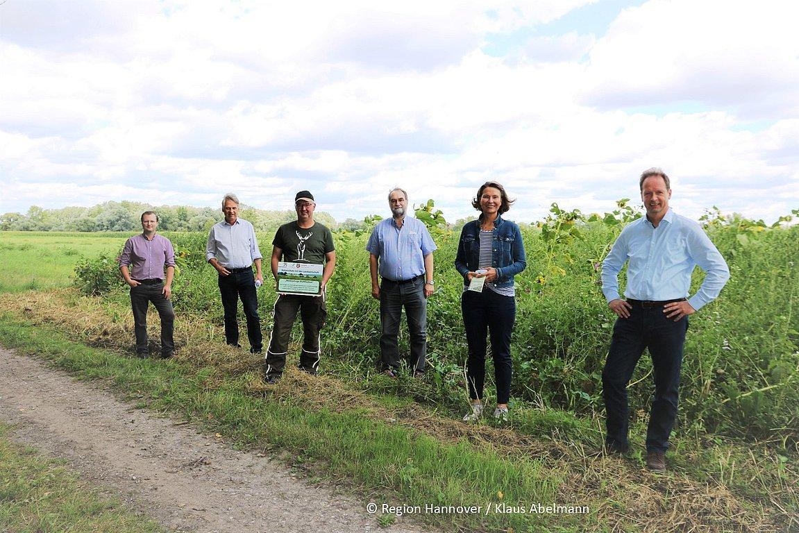 Gemeinsam fürs Projekt von Region, Landvolk und Stiftung Kulturlandpflege. Foto: Region Hannover/Klaus Abelmann