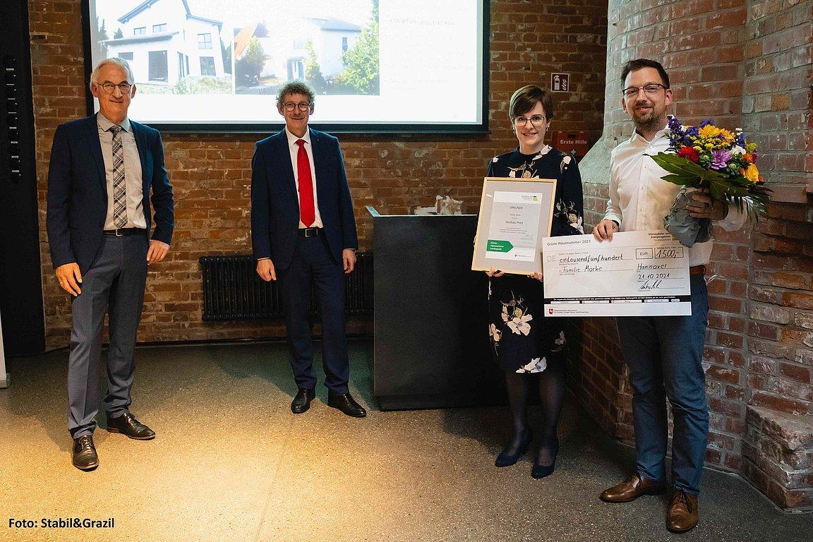 Familie Mörke bei der Preisübergabe, v.l.: Lothar Nolte (Klimaschutz- und Energieagentur Niedersachsen), Staatssektretär Frank Doods (Niedersächsisches Umweltministerium), Veronika Mörke, Tobias Mörke, Foto: Stabil&Grazil