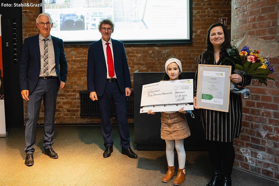 Familie Petruseva/Momirovski bei der Preisübergabe, v.l.: Lothar Nolte (Klimaschutz- und Energieagentur Niedersachsen), Staatssektretär Frank Doods (Niedersächsisches Umweltministerium), Emilija Petruseva, Elizabeta Petruseva, Foto: Stabil&Grazil
