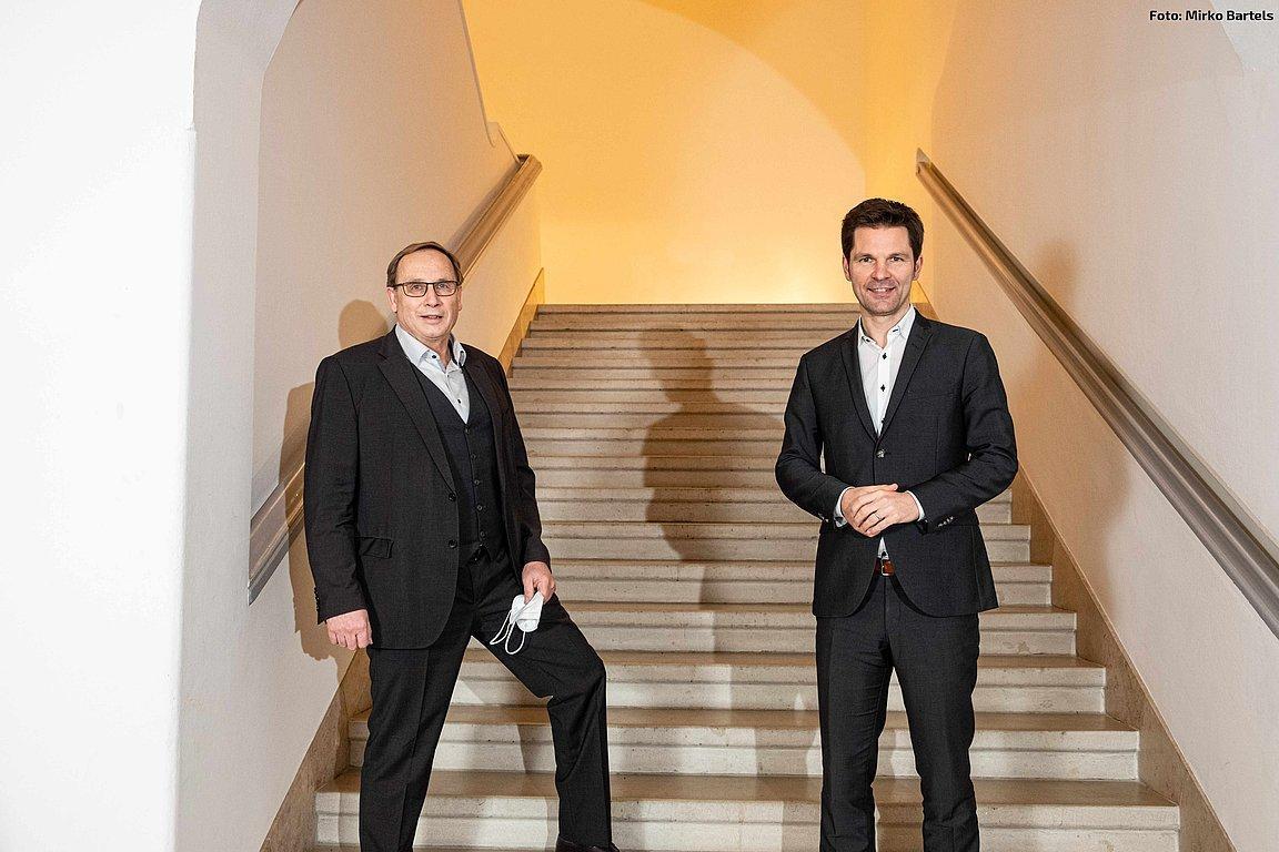 Steffen Krach( re.), Vorsitzender der Gesellschafterversammlung der Klimaschutzagentur, verabschiedete Udo Sahling, der nach 20 Jahren als Geschäftsführer der Klimaschutzagentur zum 31.12. in Ruhestand geht. Foto: Mirko Bartels