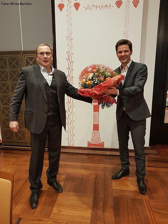 Für Udo Sahling (l.) gab es zum Abschied Standing Ovations von den Gesellschaftern. Vorsitzender Steffen Krach übergab einen Blumenstrauß. Foto: Mirko Bartels