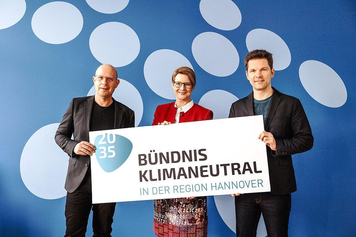 Auftakt fürs Bündnis Klimaneutral in der Region Hannover: Regionsdezernent Jens Palandt, Klimaschutzagentur-Geschäftsführerin Anja Floetenmeyer-Woltmann und Regionspräsident Steffen Krach © Region Hannover/Philipp Schröder
